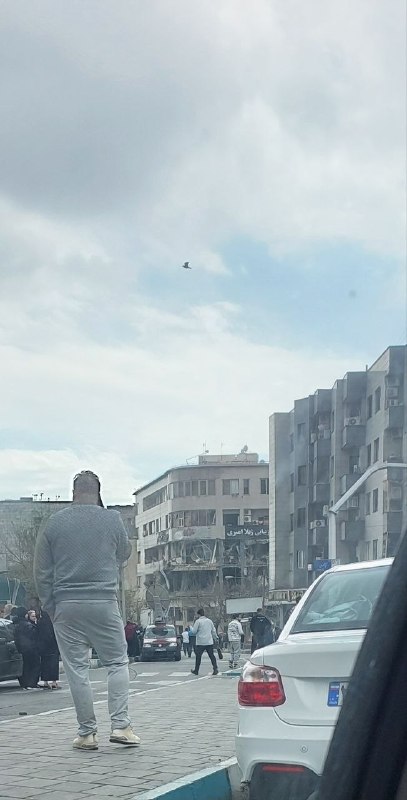 'حمله به ساختمانی در میدان هروی #تهران حدود ساعت ۹ صبح یکشنبه ۹ فروردین'تصاویر دریافتی از شهروندان + منتشر شده در شبکه‌های اجتماعیVahidتلویزیون قطری العربی روز یک‌شنبه نهم فروردین خبر داد که ساختمان دفتر این شبکه تلویزیونی در میدان هروی تهران هدف اصابت موشک‌های اسرائیل قرار گرفته است.در گزارش این شبکه آمده که موشکی که از پهپاد شلیک شده در حین اجرای برنامه زنده به این ساختمان برخورد کرده است.کارکنان این شبکه تلویزیونی در تهران مجروح نشده‌اند، اما به گفته خبرنگار این شبکه در ساختمان‌های مجاور «ده نفر زخمی» شده‌اند.@VahidHeadline📡 @VahidOnline'حمله به ساختمانی در میدان هروی #تهران حدود ساعت ۹ صبح یکشنبه ۹ فروردین'تصاویر دریافتی از شهروندان + منتشر شده در شبکه‌های اجتماعیVahidتلویزیون قطری العربی روز یک‌شنبه نهم فروردین خبر داد که ساختمان دفتر این شبکه تلویزیونی در میدان هروی تهران هدف اصابت موشک‌های اسرائیل قرار گرفته است.در گزارش این شبکه آمده که موشکی که از پهپاد شلیک شده در حین اجرای برنامه زنده به این ساختمان برخورد کرده است.کارکنان این شبکه تلویزیونی در تهران مجروح نشده‌اند، اما به گفته خبرنگار این شبکه در ساختمان‌های مجاور «ده نفر زخمی» شده‌اند.@VahidHeadline📡 @VahidOnline