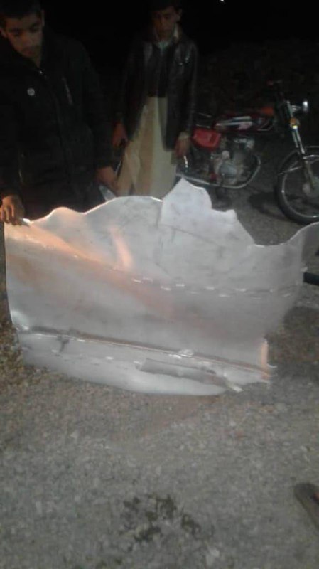 دو ساعت و نیم پیش کسی این تصاویر رو فرستاد و نوشت که این‌ها با صدای مهیب در منطقه #سرجنگل #سیستان‌وبلوچستان سقوط کردند و مدعی شد به عملیات #پرتاب_ماهواره مربوطه.نتونسته بودم منبع دیگری براش پیدا کنم و دانش اینکه چقدر ممکن یا مضحکه رو هم ندارم. الان دیدم بعضی از این تصاویر در منابع دیگری منتشر شدند که البته اون‌ها هم هیچ اعتباری برای تاییدش ندارند ولی چون بعضی از ولاییون هم گذاشتند شاید درست باشه.❗️آپدیت