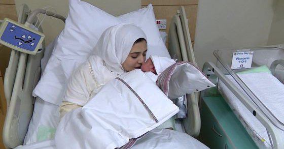 پیشرفتی مهم در #باروری انسان۱۵ سال پیش #تخمک یک دختر ۹ ساله بیمار رو قبل از #شیمی‌درمانی منجمد کرده بودند. حالا تونستند بارورش کنند و شده این بچه‌ای که در بغلش می‌بینید bbc.in/2hxRZDe📡 @VahidOnline