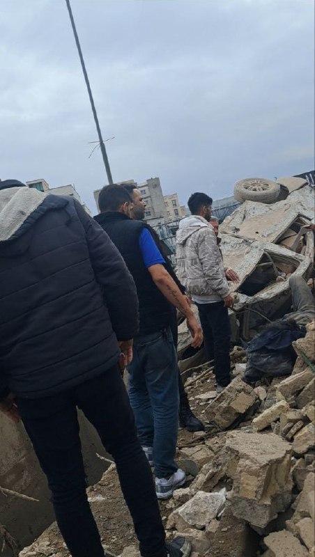 ⚠️ دو پیکر بی‌جان در عکس آخرتصاویر دریافتی از ساختمان‌های تخریب شده و خودرویی خسارات دیده با شرح