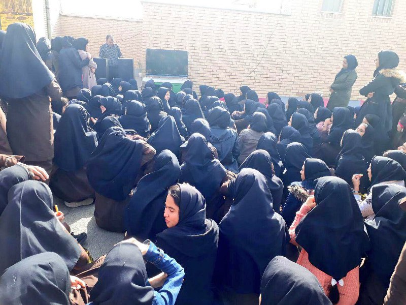 پخش فوتبال بطور زنده در یکی از دبیرستان های دخترانه ورامینvia azadeh1359a#فوتبال #زنان #پرسپولیس #ACLFinal #ACL2018📡 @VahidOnline