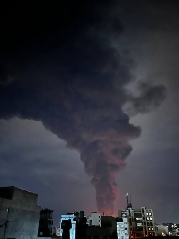 خبرگزاری فارس وابسته به سپاه پاسداران نوشته است که پالایشگاه تهران هدف حمله قرار گرفته اما خبرگزاری مهر این خبر را تکذیب کرده و نوشته انبار نفت نزدیک به این پالایشگاه هدف این حمله بوده است.@VahidHeadline📡 @VahidOnline