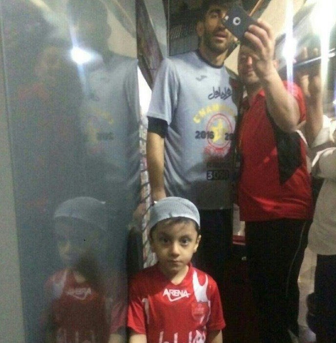 سر پسر #بیرانوند در شلوغی اهدا جام شکستmas_ser43