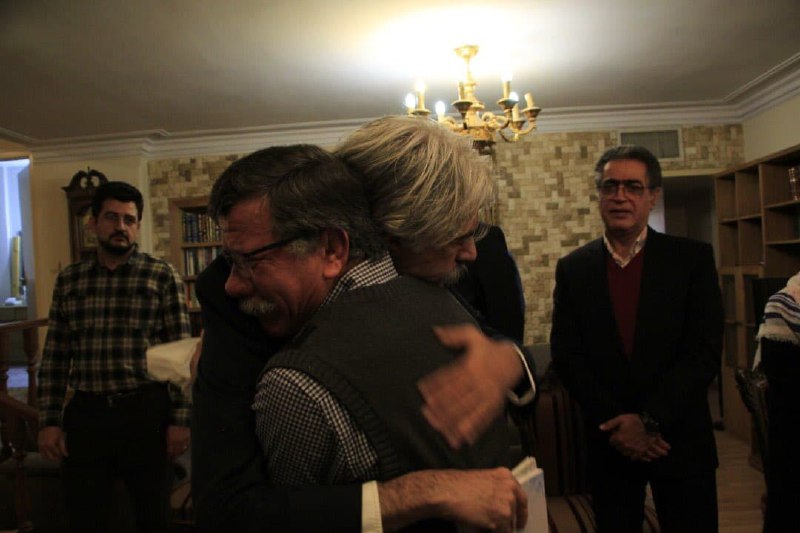 الوند و‌ نگار در هواپیمای اوکراینی بودند. الوند ساز می‌زد. آنها به کلهر و علیزاده‌، علاقه داشتند. سپاه پاسداران، با موشک، ۱۷۶ سرنشین هواپیما را به قتل رساند. الوند و‌ نگار را کشت. حالا #کیهان_کلهر و #حسین_علیزاده رفته‌اند در خانه #الوند_صادقی، با ساز الوند، نواخته‌اند. آه... SamRasoulpour, Halb0rz📡 @VahidOnlineالوند و‌ نگار در هواپیمای اوکراینی بودند. الوند ساز می‌زد. آنها به کلهر و علیزاده‌، علاقه داشتند. سپاه پاسداران، با موشک، ۱۷۶ سرنشین هواپیما را به قتل رساند. الوند و‌ نگار را کشت. حالا #کیهان_کلهر و #حسین_علیزاده رفته‌اند در خانه #الوند_صادقی، با ساز الوند، نواخته‌اند. آه... SamRasoulpour, Halb0rz📡 @VahidOnline