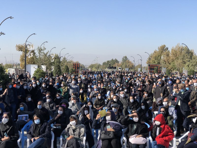 (⚠️ عکس آخر)پیکر محمدرضا #شجریان، اسطوره آواز ایران، پس از تشییع در جمع خانواده و شماری از مقام‌های استان خراسان رضوی و مشهد، در مزار ابدی او در محوطه #آرامگاه_فردوسی، آرام گرفت.به دوستداران شجریان که در مراسم خاکسپاری او حضور داشتند اجازه شرکت در مراسم تشییع و خاکسپاری پیکر او در محوطه داخلی آرامگاه فردوسی داده نشد.در حالی که پیشتر مزاری در مجاورت مزار مهدی اخوان ثالث برای خاکسپاری محمدرضا شجریان آماده شده بود، مکان جدیدی در کنار موزه، در محوطه آرامگاه فردوسی، به عنوان مزار و محل خاکسپاری اسطوره آواز ایران تعیین شده است.iranintlهمایون شجریان