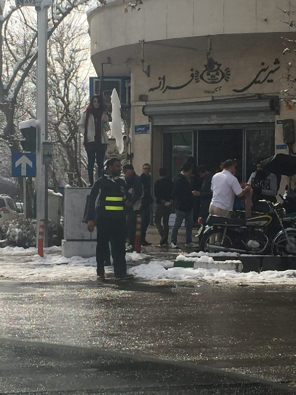 خانم دیگری با بر افراشتن شال سفید به #حجاب_اجباری #اعتراض کرده است.خیابان انقلاب سر #وصالSdNaimi