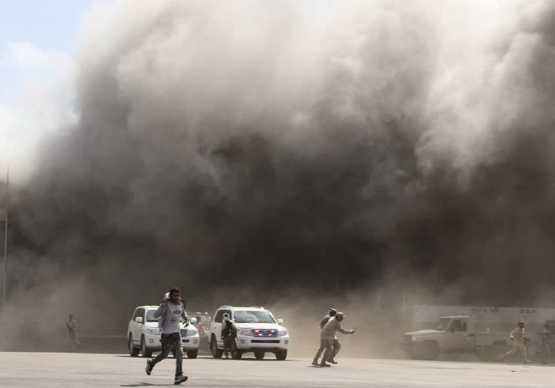 مقامات امنیتی #یمن می‌گویند هنگام فرود هواپیمایی حامل کابینه تازه‌تأسیس این کشور در #فرودگاه_عدن، انفجاری بزرگ در این فرودگاه رخ داده و تاکنون، دست‌کم ۱۶ کشته و ۶۰ تن زخمی و مجروح بر جای گذاشته است.منشأ این #انفجار هنوز مشخص نیست و گزارشی نیز از تلفات در میان هیئت دولت یمن گزارش نشده است، اما مقامات در محل گفتند اجسادی را روی آسفالت و سایر نقاط فرودگاه مشاهده کرده‌اند.تصاویر به اشتراک گذاشته شده در شبکه‌های اجتماعی از محل حادثه نیز نشانگر پخش شدن سنگ و شیشه‌های شکسته در حوالی ساختمان فرودگاه و دیده شدن حداقل دو جسد بی‌جان در محوطه فرودگاه است.در ویدئوهای منتشرشده از این حادثه صدای تیراندازی و رگبار گلوله نیز شنیده می‌شود.RadioFarda_اعضای دولت تازه مورد حمایت عربستان که در حال پیاده شدن از یک هواپیما بودند، در این حملات آسیبی ندیدند. این مقام‌ها برای مستقر شدن در یمن از #عربستان به #عدن پرواز کرده بودند.bbcpersian📡 @VahidOnlineمقامات امنیتی #یمن می‌گویند هنگام فرود هواپیمایی حامل کابینه تازه‌تأسیس این کشور در #فرودگاه_عدن، انفجاری بزرگ در این فرودگاه رخ داده و تاکنون، دست‌کم ۱۶ کشته و ۶۰ تن زخمی و مجروح بر جای گذاشته است.منشأ این #انفجار هنوز مشخص نیست و گزارشی نیز از تلفات در میان هیئت دولت یمن گزارش نشده است، اما مقامات در محل گفتند اجسادی را روی آسفالت و سایر نقاط فرودگاه مشاهده کرده‌اند.تصاویر به اشتراک گذاشته شده در شبکه‌های اجتماعی از محل حادثه نیز نشانگر پخش شدن سنگ و شیشه‌های شکسته در حوالی ساختمان فرودگاه و دیده شدن حداقل دو جسد بی‌جان در محوطه فرودگاه است.در ویدئوهای منتشرشده از این حادثه صدای تیراندازی و رگبار گلوله نیز شنیده می‌شود.RadioFarda_اعضای دولت تازه مورد حمایت عربستان که در حال پیاده شدن از یک هواپیما بودند، در این حملات آسیبی ندیدند. این مقام‌ها برای مستقر شدن در یمن از #عربستان به #عدن پرواز کرده بودند.bbcpersian📡 @VahidOnline