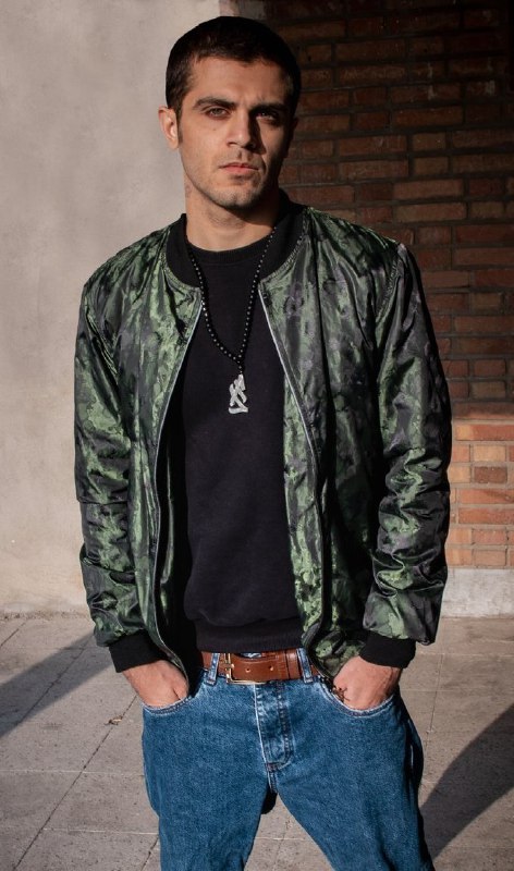 #علیرضا_جاپلقی عکاس و پارکورکار که کلیپ‌ها و عکس‌هایش در روزهای گذشته  در شبکه‌های اجتماعی مورد توجه قرار گرفته بود، به گفته برادرش در خانه #بازداشت شده است.او پیش از بازداشت در استوری هایی از تماس افرادی برای پاسخ به برخی سوالات خبر داده بود. [ویدیوی پایین]elhamyazdiha#علیرضا_جاپلقی ، عکاس و پارکورکار ساکن تهران توسط نیروهای امنیتی بازداشت شد. آقای جاپلقی طی روزهای اخیر با انتشار عکس و ویدئوهایی با عنوان “طلوع تهران” در فضای مجازی در حال بوسیدن دختری بر فراز یکی از ساختمان‌های بلند این شهر خبرساز شده بود.hra_newsعلیرضا جاپلقی که دوست دختر خود را روی پشت بام می‌بوسید بازداشت شد، با تیتر این خبر میشه پناهندگی گرفتPooyamaxبعد از انتشار اون عکس از طلوع تهران