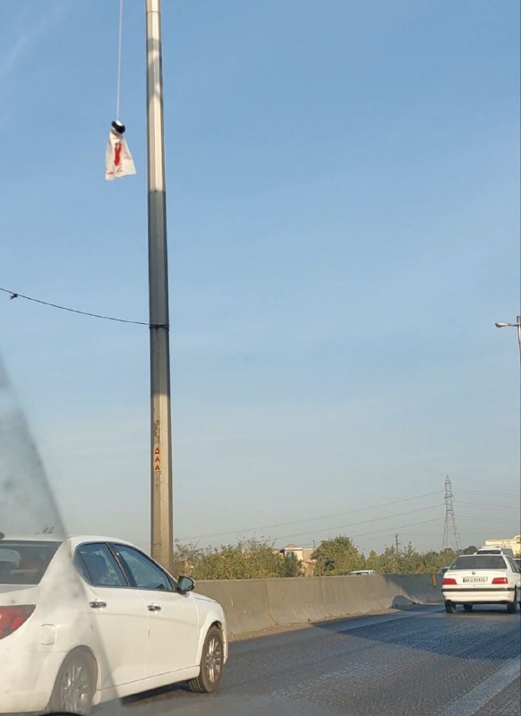 مترسک‌های 'خامنه‌ای، آویزان شده در خطوط رفت و برگشت بزرگراه #کرج-#قزوینامروز، ۲۸ مهر'Vahid📡 @VahidOnlineمترسک‌های 'خامنه‌ای، آویزان شده در خطوط رفت و برگشت بزرگراه #کرج-#قزوینامروز، ۲۸ مهر'Vahid📡 @VahidOnline