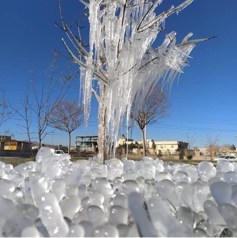 1️⃣ #یخ بستن رودخانه #ماشکید در #سیستان_و_بلوچستان 2️⃣ #زاهدان یخییکی بود می‌گفت سیستان وبلوچستان زمستون نداره گاز می‌خوان چی‌کار کاش الان میومد. 