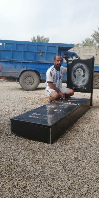 یکی توی حیاط خونه‌اش در #دلوار #بوشهر برای #مارادونا #قبر نمادین درست کرده.s_chehreghani📡 @VahidOnlineیکی توی حیاط خونه‌اش در #دلوار #بوشهر برای #مارادونا #قبر نمادین درست کرده.s_chehreghani📡 @VahidOnline