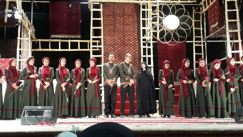 آن خانم چادری مادر شهید علیرضا پسندیده است که در ۳۰مین سالگرد شهادت فرزندش سالنی کرایه کرده تا رضا سیدنیا و گروه دف‌نوازان مهربانو داروَگ #کنسرت داشته باشند.SaeedBarabadi