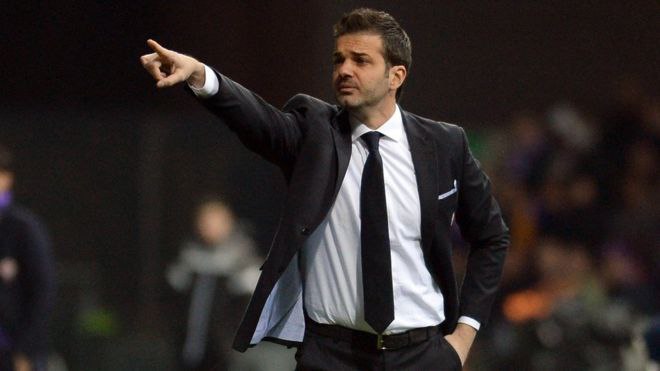 آندره‌آ #استراماچونی مربی ایتالیایی تیم #استقلال تهران با انتشار بیانیه‌ای، همراه با دستیاران خود به طور یک‌طرفه قراردادشان را با باشگاه استقلال فسخ کردند. استراماچونی در ماه‌های اخیر از پرداخت نشدن حقوقش ابراز نارضایتی کرده بود.RadioFarda_استقلال با هدایت این سرمربی ایتالیایی به یکی از بهترین تیم‌های لیگ برتر فوتبال ایران تبدیل شد و با پیروزی یک بر صفر هفته گذشته مقابل شهر خودرو توانست پس از مدت‌ها صدرنشین لیگ شود. تیم استقلال تهران از ۱۰ مسابقه اخیر خود در رقابت‌های مختلف صاحب ۹ برد و یک تساوی شده است.bbcpersian📡 @VahidOnline