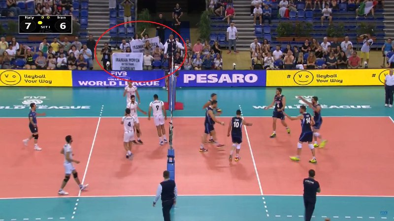 پرچم اعتراض ایرانیان درسالن والیبال مسابقات لیگ جهانی
