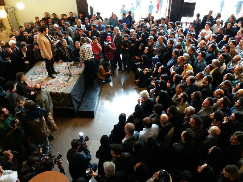 حضور هنرمندان و مردم برای بدرقه #عارف_لرستانی تالار وحدتgozareshehonar