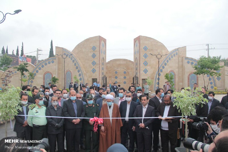 افتتاح پارک بانوان در ساری! Ghobadi1993طبق تصاویری که خبرگزاری‌ مهر از مراسم هفته گذشته افتتاح «#پارک_بانوان» در #ساری منتشر کرده، اکثریت قریب به اتفاق حاضران را مردان تشکیل می‌دهند. در برخی تصاویر، تنها یک زن دیده می‌شود. فعالان حقوق #زنان، «‌پارک بانوان» را مصداق تبعیض و جداسازی جنسیتی می‌دانند و با آن مخالفند. IranIntlمن تناقضی نمی‌بینم راستش. یعنی «پارک بانوان» به معنی یه جایی که دورش دیوار بکشیم به زن‌ها بگیم برید تو فضای بی‌سقف، بی‌روسری حال کنید رو همین‌ها باید افتتاح کنند دیگه. انسان عادی که همچین ایده‌ای به ذهنش نمی‌رسه. ولی اون ژانگولر ماسک زدنه هدفش چیه آخه؟ m_afkhamپیام‌های مختلفی گرفتم که این پارک که قرار بوده 