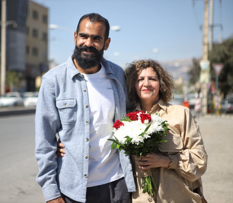 کسری نوری پس از ۵ سال و یک ماه زندان بدون حتی یک روز مرخصی امروز از زندان عادل‌آباد شیراز آزاد شد.@VahidHeadlineپوریا نوری، برادر کسری نوری، درویش گنابادی زندانی، با انتشار عکسی، از آزادی برادرش خبر داد.وی نوشته