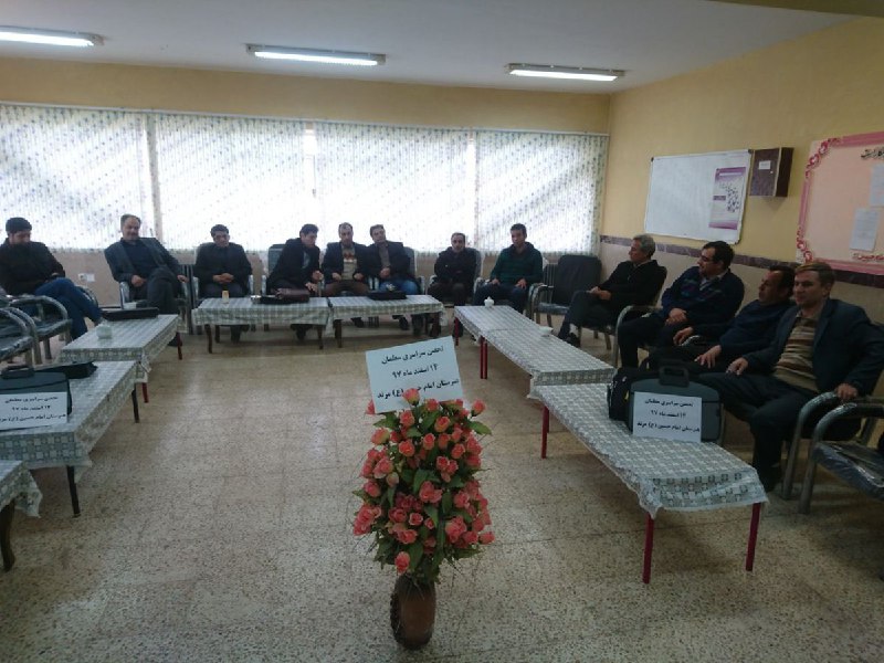 امروز سه شنبه ۱۴ اسفند ۱۳۹۷، جمعی از #معلمان برای سومین روز در مدارس استانهای البرز، کردستان، تهران، همدان، کرمانشاه، یزد، آذربایجان غربی، آذربایجان شرقی، قزوین و اصفهان دست به #تحصن زدند.#تحصن_سراسری_معلمان hra_news - AhmadMedadiصدیقه پاک‌ضمیر در این یادداشت از حقوق دریافتی معلمان حق‌التدریسی، که به طور تقریبی یک سوم معلمان رسمی و پیمانی است، و شرایط کاری سخت‌ آن‌ها میگوید. #اعتصاب_سراسری_معلمانmeidaandotcom📡 @VahidOnlineامروز سه شنبه ۱۴ اسفند ۱۳۹۷، جمعی از #معلمان برای سومین روز در مدارس استانهای البرز، کردستان، تهران، همدان، کرمانشاه، یزد، آذربایجان غربی، آذربایجان شرقی، قزوین و اصفهان دست به #تحصن زدند.#تحصن_سراسری_معلمان hra_news - AhmadMedadiصدیقه پاک‌ضمیر در این یادداشت از حقوق دریافتی معلمان حق‌التدریسی، که به طور تقریبی یک سوم معلمان رسمی و پیمانی است، و شرایط کاری سخت‌ آن‌ها میگوید. #اعتصاب_سراسری_معلمانmeidaandotcom📡 @VahidOnline