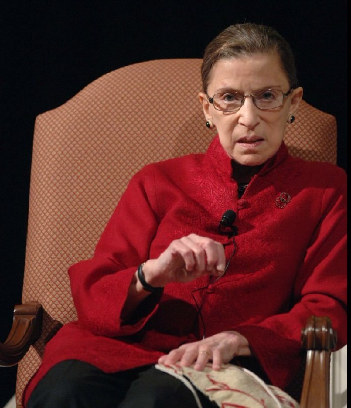 #روث_بیدر_گینزبرگ یکی از ۹قاضی #دیوان_عالی_آمریکا درگذشت.او که ۸۷سال داشت و گرایش لیبرال، گفته بود آرزویش این است تا وقتی رئیس‌جمهور جدیدی بیاید زنده بماند.حالا ترامپ می‌تواند یک قاضی محافظه‌کار دیگر به دیوان بفرستد که یعنی تسلط بلامنازع محافظه‌کاران بر این عالی‌ترین نهاد قضایی. HadiNiliاو در دوران بیل کلینتون به #دیوان_عالی راه یافت و دومین زنی بود که به این مقام رسید. مدت‌ها بود که با سرطان می‌جنگید.samadbeygiاکنون ۵قاضی از ۹قاضی دیوان عالی گرایشات محافظه‌کارانه دارند. دو نفر از آنها را دونالد ترامپ منصوب کرده.قضات دیوان عالی مادام‌العمر در این مقام هستند تا هنگامی که خود تصمیم به استعفاء بگیرند یا کنگره آمریکا آنها را استیضاح کند.خانم گینزبرگ در سال‌های گذشته به یکی از نمادهای جریان لیبرال بدل شد. از زندگی‌اش مستند و فیلم سینمایی ساخته‌ شد و کتاب پرفروش نوشت.او را به اختصار آر.بی.جی می‌نامند. به اختصار نامیدن نام افراد در آمریکا به معنای  اهمیت‌شان در تاریخ این کشور است. همچون جی.اف.کی که به جان اف. کندی و اف.دی.آر که به فرانکلین روزولت اختصاص داده شده است.bbcpersian#RBG📡 @VahidOnline