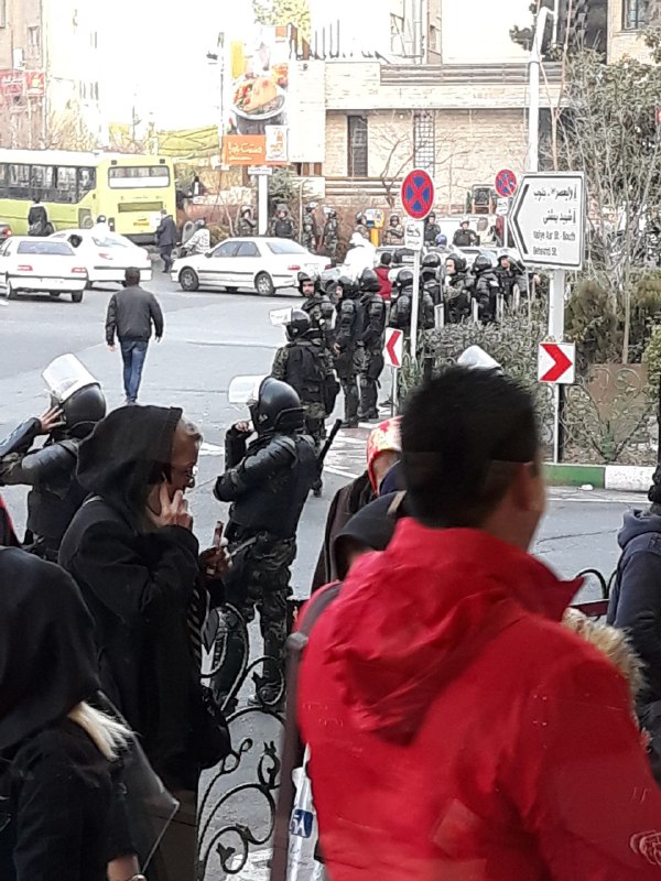 این عکس رو با شرح «امروز #۱۱دی ۹۶، میدان ونک #تهران» فرستادند.فایل باکیفیتش رو هم خواستم وفرستادند.نیم‌ساعت پیش هم چندنفر از 'حوالی یوسف‌آباد، امیرآباد و توانیر' پیام دادندکه صدای تیراندازی می‌شنوند#دی۹۶📡 @VahidOnline