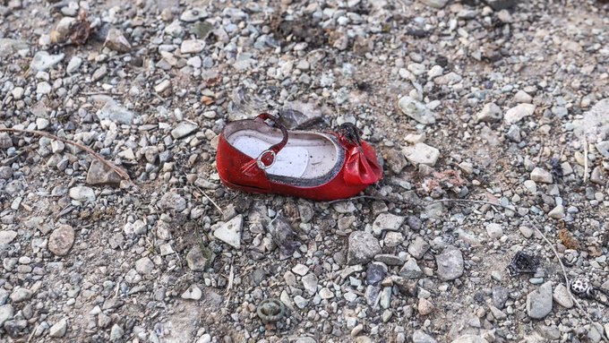 کفش‌ها داستان سایه‌ی سیاه چهل و یک ساله رو تعریف می‌کنن. 61fateme‏#PS752#عمران_روشنی_مقدم📡 @VahidOnlineکفش‌ها داستان سایه‌ی سیاه چهل و یک ساله رو تعریف می‌کنن. 61fateme‏#PS752#عمران_روشنی_مقدم📡 @VahidOnline