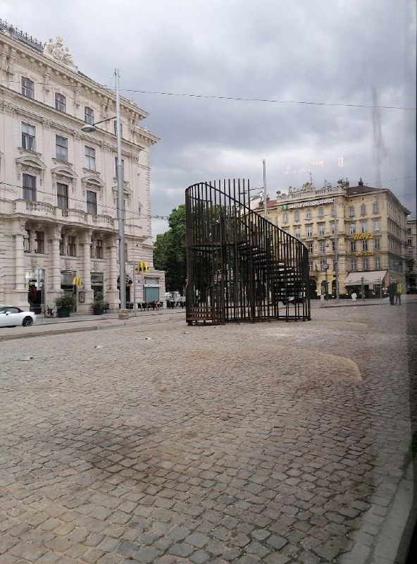 #سیا_ارمجانی مجسمه‌ساز و #معمار ایرانی‌تبار که در زمینه «پابلیک آرت» یا هنر عمومی شهرت داشت در سن ۸۱ سالگی #درگذشت.خبر درگذشت «#سیاوش_ارمجانی» یا همان سیا #ارمجانی ساعاتی پیش در صفحه رسمی اینستاگرام موزه هنر متروپولیتن نیویورک اعلام شد.tw