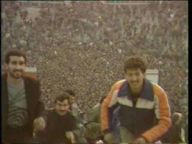 تاریخ این مملکت پر از اتفاق‌های باورنکردنیه.سال ۱۳۷۰ چهل هزار آدم جویای کار، تو #استادیوم_آزادی جمع میشن تا در #قرعه‌کشی بلیت سفر به #ژاپن شرکت کنن.بعضی‌هاشون شب قبل پشت در استادیوم می‌خوابند. عده‌ای هم زیر دست و پا می‌مونن و زخمی میشن. YouHiwa اوایل دهه ۷۰ بلیط هواپیمایش قرعه‌کشی می‌شد البته هفتگی بود. خیلی‌ها رفتند و با پول خرید خانه و.. برگشتند. سمت نازی‌آباد و فلاح و امام‌زاده حسن خیلی از جوان‌ها رفتند و الان به بنگاه‌داری و بسازبفروشی مشغولند.melliiunبلیت تو استادیوم ۱۵ هزار تومان بود و اگه با آژانس‌های مسافربری می‌رفتی ۹۰ هزار تومان بود.MahdiSa28337652سال ۱۳۷۰ یک حاشیه دیگر هم دارد