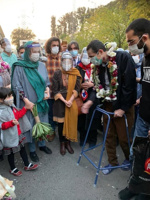 #شارمین_میمندی‌نژاد، موسس #جمعیت_امام_علی با تودیع قرار وثیقه از زندان اوین آزاد شد. او در تاریخ ۱ تیرماه امسال توسط نیروهای امنیتی بازداشت و یکشنبه ۲۷ مهرماه، با پایان مراحل بازجویی از بازداشتگاه اطلاعات سپاه به بند عمومی زندان اوین منتقل شد.hra_news📡 @VahidOnline