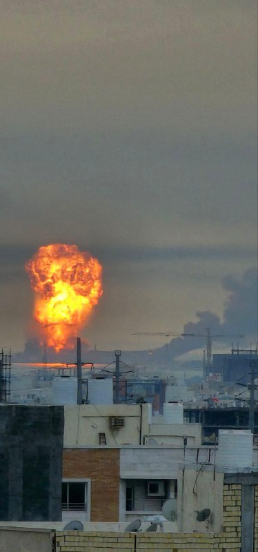 'انفجار و آتش‌سوزی حمله به یک کشتی در #بندرعباس ساعت ۱۷'تصاویر دریافتی،‌ دوشنبه ۱۸ اسفندVahidدو ویدیوی آخر در منابع حکومتی منتشر شده‌اند.درباره اولی نوشتند