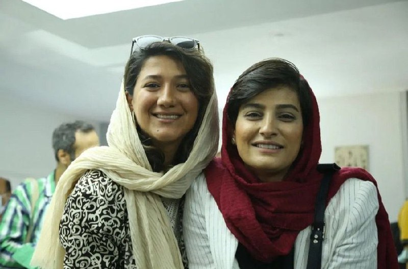 بیانیه مشترک وزارت اطلاعات و اطلاعات سپاه چه پرونده‌سازی مفصلی برای #نیلوفر_حامدی و #الهه_محمدی کرده! این زن‌های شجاع اولین کسایی بودن که صدای مهسا رو به دنیا رسوندن.Zi_Sh_وزارت اطلاعات و سازمان اطلاعات سپاه بیانیه مشترکی در مورد اعتراضات اخیر منتشر و رسما، نیلوفر حامدی، خبرنگار شرق، و الهه محمدی، خبرنگار روزنامه هم‌میهن، را به انتشار نخستین عکس#مهسا_امینی روی تخت بیمارستان و انتشار «اخبار جهت‌دار» از مراسم تشییع، تدفین و تجمعات اولیه متهم کردند.این دو نهاد اطلاعاتی، خبرنگاران یاد شده را افراد آموزش‌دیده در دوره‌های به گفته آن‌ها «رژیم مافیایی آمریکا» در کشورهای خارجی معرفی، و آن‌ها را متهم کرده است که نقش منابع اولیه خبرسازی برای «رسانه‌های بیگانه» را ایفا کرده‌اند.RadioFarda_📡 @VahidOnlineبیانیه مشترک وزارت اطلاعات و اطلاعات سپاه چه پرونده‌سازی مفصلی برای #نیلوفر_حامدی و #الهه_محمدی کرده! این زن‌های شجاع اولین کسایی بودن که صدای مهسا رو به دنیا رسوندن.Zi_Sh_وزارت اطلاعات و سازمان اطلاعات سپاه بیانیه مشترکی در مورد اعتراضات اخیر منتشر و رسما، نیلوفر حامدی، خبرنگار شرق، و الهه محمدی، خبرنگار روزنامه هم‌میهن، را به انتشار نخستین عکس#مهسا_امینی روی تخت بیمارستان و انتشار «اخبار جهت‌دار» از مراسم تشییع، تدفین و تجمعات اولیه متهم کردند.این دو نهاد اطلاعاتی، خبرنگاران یاد شده را افراد آموزش‌دیده در دوره‌های به گفته آن‌ها «رژیم مافیایی آمریکا» در کشورهای خارجی معرفی، و آن‌ها را متهم کرده است که نقش منابع اولیه خبرسازی برای «رسانه‌های بیگانه» را ایفا کرده‌اند.RadioFarda_📡 @VahidOnline