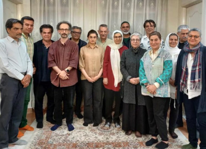 دیدار جمعی از سینماگران برای اعلام همدلی با خانواده #الهه_محمدی و #نیلوفر_حامدی، دو روزنامه‌نگاری که بیش از ۲۰۰روز در بازداشت موقت در زندان قرچک حبس‌اند. رخشان بنی‌اعتماد، فاطمه معتمدآریا، امیر اثباتی، جعفر پناهی، محمد رسول‌اف، مجتبا میرتهماسب و مینا اکبری از حاضران بودند. Animmina218📡 @VahidOnline