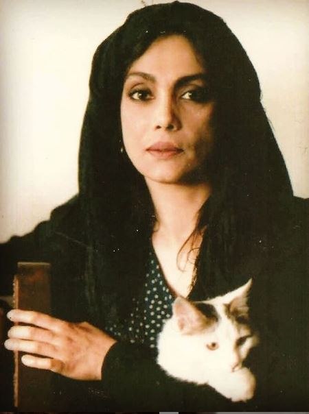 سالروز مرگ #غزاله_علیزاده نویسنده ایرانی است.  toushehفاطمه (غزاله) علیزاده که از آثار مشهور او رمان دوجلدی #خانه_ادریسی‌ها است کار ادبی خود را از دهه ۴۰ با انتشار داستان‌های کوتاه در مشهد آغاز کرد. دو بار ازدواج کرد. با بیژن الهی و بار دیگر با محمدرضا نظام شهیدی. او که از بیماری سرطان رنج می‌برد بعد از دو خودکشی ناموفق، سرانجام در #۲۱_اردیبهشت سال ۱۳۷۵، در روستای جواهرده رامسر خود را از درختی حلق‌آویز کرد.wikipediaنام غزاله علیزاده با سیدمرتضی آوینی هم گره خورده... mojtaba_shahهنوز نامش کامران بود نه مرتضی آوینیParsaeiMortaza#آوینی هیچ وقت دوست‌پسر غزاله علیزاده نبود، بلکه عاشق غزاله بود.miraghorbanifarکنفرانس در مورد غزاله علیزاده داشتم گفتم معشوقه شهید آوینی بوده قبل انقلاب، آخر کلاس یکی از این مذهبی‌ها بهم یواشکی گفت این رو نمی‌گفتی بهتر بود =)))iarumasagginخسته‌ام. برای همین می‌روم. چقدر کلید در قفل بچرخانم و قدم بگذارم به خانه تاریک. من غلامِ خانه‌های روشنم.saminmohajeraniاز نامه‌ای که به جا گذاشت