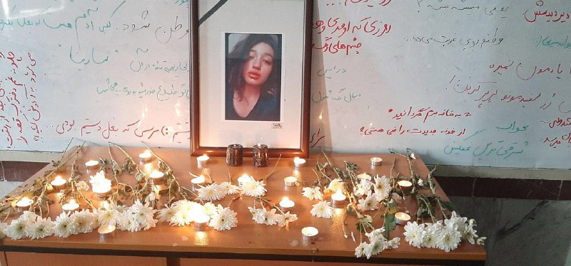 هم‌کلاسی‌های سارینا اسماعیل‌زاده در چهلمین روز مرگ او عکس سارینا را بالای تخته برده‌اند، به‌جای عکس دیکتاتور.آن‌ها پس از ۴۰ روز به کمک معلم‌ها و به رغم مخالفت مدیر مدرسه توانستند در کلاس برای سارینا سوگواری کنند. یکی نوشته