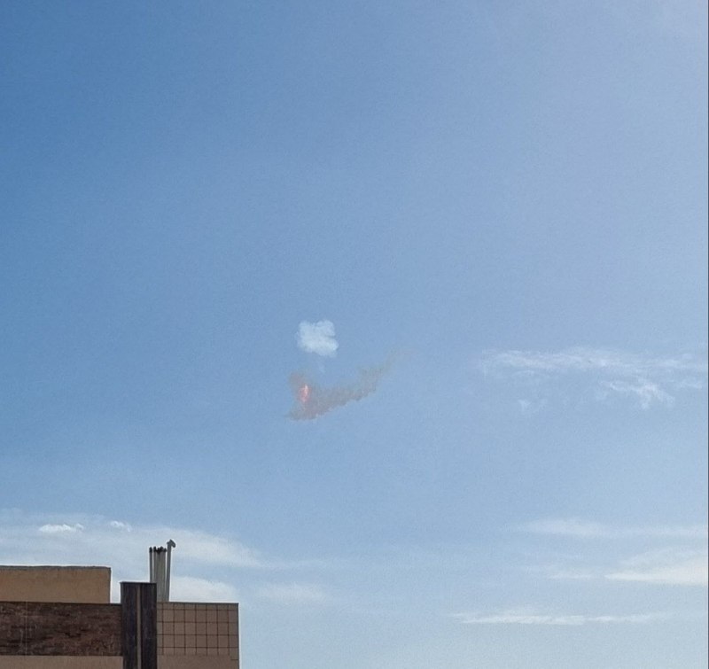 تصاویر دریافتی با شرح‌هایی درباره شلیک ناموفق یک موشک از #اصفهان که لحظاتی پس از پرتاب در هوا منفجر شده.شنبه یک فروردینVahidپیام‌های دریافتی تایید نشده که ممکنه بعضی‌هاشون کاملا نادرست باشند