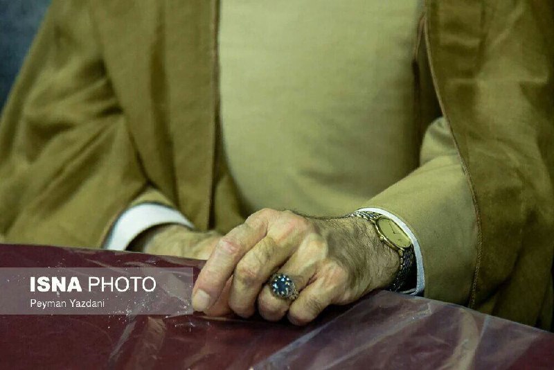 📡 @VahidOnlineتوییت شده بود که «خبرگزاری ایسنا با این عکس حضور آقای #خاتمی رو در مهمونی افطار دکتر #عارف نشون داده»گویا #ایسنا عکس رو حذف کرده، نویسنده هم به این دلیل توییتش رو حذف کرد.