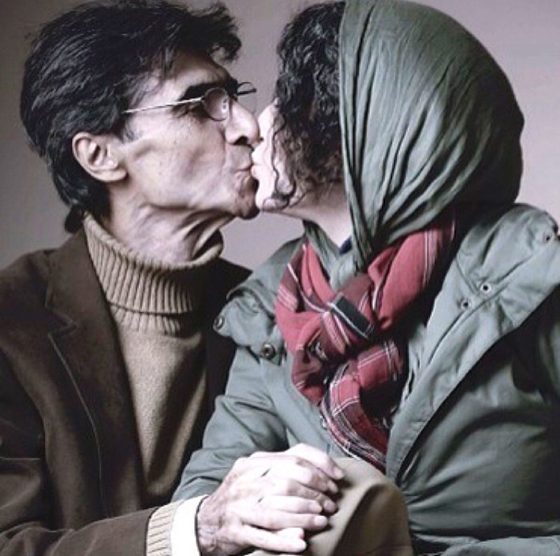 Fahimeh Khezrچقدر در فرهنگ ما چنین عکس‌هایی #نامتعارف است. #بوسه ناصر #تقوایی و مرضیه وفامهر. زیبا و سنت‌شکنDokhtarkadkhodaتقوایی متولد ۱۳۲۰ همسر ۱۳۶۲!از دید من روشنفکر هم نامأنوسهt.co/5c8l9uCbYi