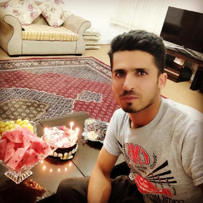 ساعاتی پیش یک شهروند ۲۵ ساله به نام #محسن_نیازی که در جریان اعتراضات مردمی امروز دهگلان زخمی شده بود در اثر شدت جراحات در بیمارستان کوثر سنندج جان‌باخت. نهادهای امنیتی خانواده این شهروند را تحت فشار و مورد تهدید قرار داده تا پیکر عزیزان‌شان را شبانه دفن کنند.KurdistanHRNآخرین استوری #محسن_نیازی جوان اهل #دهگلان، قبل از‌ آنکه برای حمایت از #مهاباد به خیابان‌ برود و دیگر هرگز‌ بازنگردد. SamRasoulpourمردم شهرستان دهگلان با شعار 