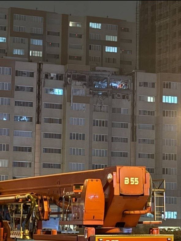 تبریز، تصویر منتشر شده در منابع حکومتیبه نقل از استاندار نوشتند که حمله به آپارتمانی در شهرک نصر تبریز(احتمالا تصویر بالا) ۴ کشته داشته و حمله به جایی حوالی ربع رشیدی ۲ کشته.آپدیت؛بعدا کسی عکس بالا رو فرستاد که جایگزین عکس قبلی کردم و مدعی شد