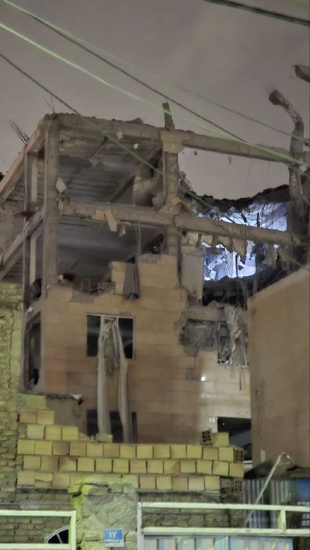 'پادگان مسعودیه و یک خونه تو کوچه سلطانی مسعودیه در جنوب شرق #تهران رو زدند'تصاویر دریافتی، شنبه ۸ فروردینVahid📡 @VahidOnline'پادگان مسعودیه و یک خونه تو کوچه سلطانی مسعودیه در جنوب شرق #تهران رو زدند'تصاویر دریافتی، شنبه ۸ فروردینVahid📡 @VahidOnline