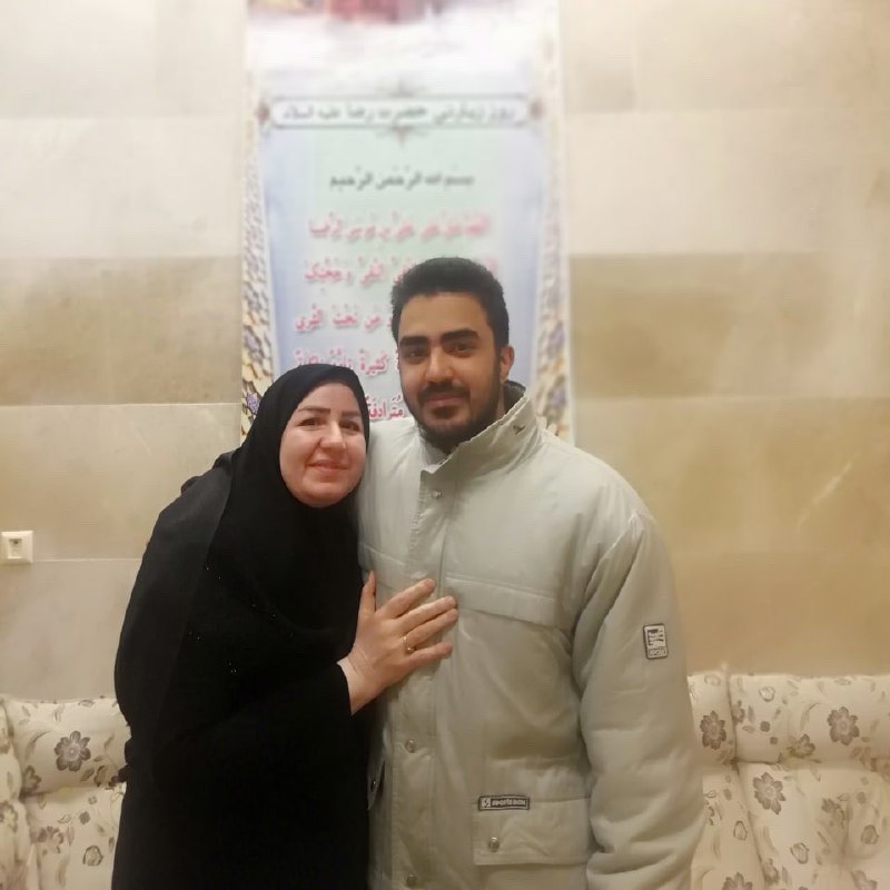 مادر #مجیدرضا_رهنورد را به ملاقات او بردند اما هیچ صحبتی از اعدام نکردند و مادرش با لبخند و امید به اینکه پسرش آزاد میشود آنجا را ترک کرد. و امروز صبح زمانی بالا سر جسم بی‌جان پسرش رسید که نیروهای جمهوری‌اسلامی داشتند مجیدرضا را در تنهایی به خاک می‌سپردند. 1500tasvir📡 @VahidOnlineمادر #مجیدرضا_رهنورد را به ملاقات او بردند اما هیچ صحبتی از اعدام نکردند و مادرش با لبخند و امید به اینکه پسرش آزاد میشود آنجا را ترک کرد. و امروز صبح زمانی بالا سر جسم بی‌جان پسرش رسید که نیروهای جمهوری‌اسلامی داشتند مجیدرضا را در تنهایی به خاک می‌سپردند. 1500tasvir📡 @VahidOnline