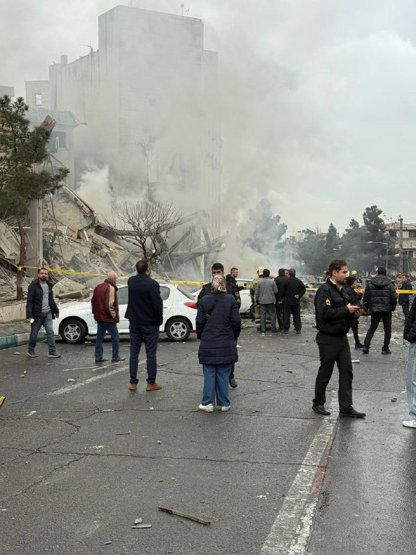 تصاویر دریافتی از حمله ظهر امروز به ساختمانی در خیابان زرافشان #تهرانفرستنده نوشته