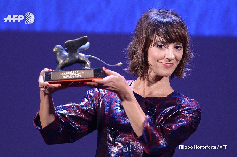 جایزه ویژه هیات داوران ونیز را #آنا_لیلی_امیرپور کارگردان آمریکایی-ایرانی گرفت برای فیلم #دسته_بد با بازی #جیم_کری و #کیانو_ریوزtwitter.com/fannycarrier/status/774678204665720832📡 @VahidOnline