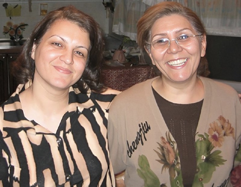 شعبه ۳۶ دادگاه تجدیدنظر تهران #مهوش_شهریاری و #فریبا_کمال_آبادی دو شهروند #بهائی زندانی را به ۱۰ سال زندان، ۲ سال ممنوع‌الخروجی، ۲ سال عدم سکونت در تهران، ۲ سال ممنوعیت ار فعالیت در گروه‌های اجتماعی و مصادره اموال ازجمله تلفن همراه،کامپیوتر و دیگر ابزار مرتبط با جرم محکوم کرد.|مهوش شهریاری و فریبا کمال‌آبادی پیشتر توسط قاضی ایمان افشاری رئیس شعبه ۲۶ دادگاه انقلاب محاکمه و محکوم شده بودند و اکنون حکم‌شان قطعی شده. آنها ۹ مرداد ۱۴۰۱ در منازلشان بازداشت و پس از ماه‌ها نگهداری در سلول‌های انفرادی بند ۲۰۹ وزارت اطلاعات به بند زنان زندان اوین منتقل شدند.|اتهامات مطرح توسط وزارت اطلاعات علیه این دو شهروند #بهائی، تشکیل و اداره گروه به منظور اقدام علیه امنیت ملی بوده. اتهامی که آنها از آغاز تفهیم اتهام تا دفاعیات دادگاه به شدت آن را تکذیب کرده و کیفرخواست را صرفا یک بیانیه سیاسی عقیدتی خواندند|مهوش شهریاری و  فریبا کمال‌آبادی پیشتر نیز ۲ سال و نیم را در سلول‌های بند ۲۰۹ زندان اوین و ۸ سال و نیم را در بندهای عمومی زندان رجائی شهر، زندان قرچک ورامین و زندان اوین سپری کردند و اکنون بار دیگر بر اساس پرونده‌ای جدید به ۱۰ سال حبس تعزیری محکوم شده‌اند.این ظلم تا به کی؟!akvanian📡 @VahidOnline