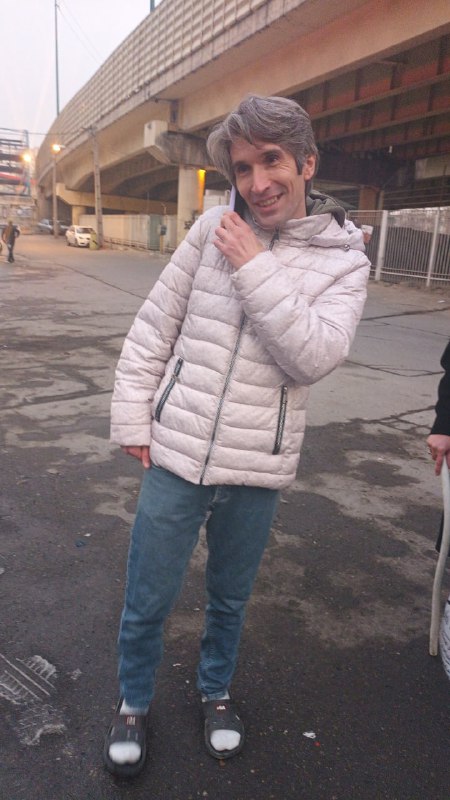 آرش صادقی، زندانی سیاسی شناخته‌شده، با وثیقه از زندان آزاد شده است.به دلیل بیماری #آرش_صادقی حبس او نگرانی بسیاری را برانگیخته بود.آقای صادقی پیش از این نیز چند بار به زندان افتاده است.@VahidHeadlineتوییت پدرش