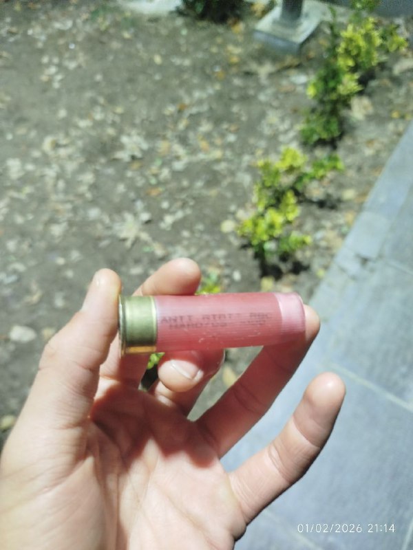 به آتش کشیدن بنری از #قاسم_سلیمانیویدیوی دریافتی از '#اصفهان، جمعه ۱۲ دی' Vahidمعترضان در اصفهان شامگاه جمعه در منطقه زاینده‌رود تجمع کرده و شعارهایی از جمله «این آخرین نبرده، پهلوی برمی‌گرده»‌سر دادند@VahidOOnLineشهروندی که ویدیوی اول رو فرستاده بود نوشته بود