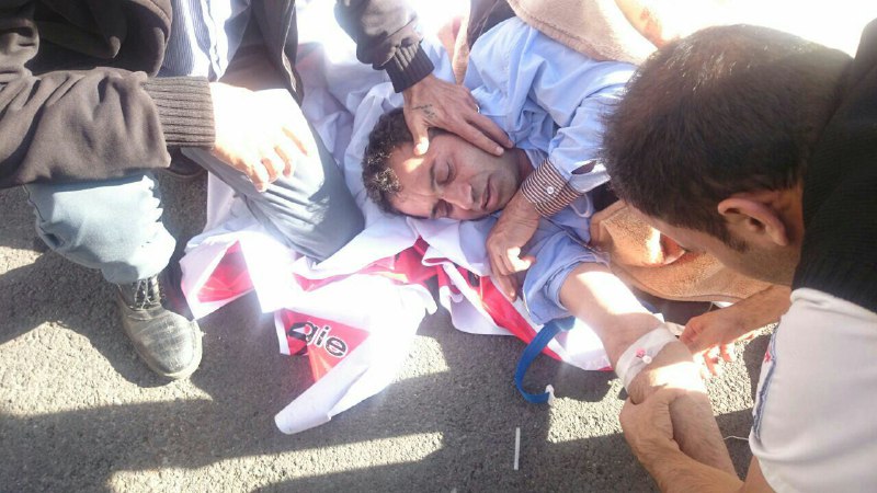 ناصر محرم‌زاده، عضو سندیکای #کارگران #شرکت_واحد اتوبوسرانی تهران ، بر اثر ضرب و شتم ماموران  و برخورد باتوم به سرش بی‌هوش شده بود.Roozbeh1963