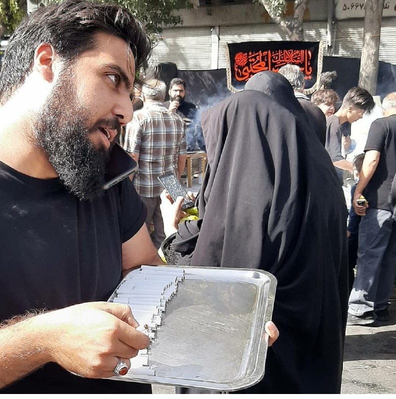 نذر #سیگار در راهپیمایی #اربعین امروز تهران. hasanasadizاین رسم در شهرهای جنوب ایلام در مراسم ختم افرادی که سیگاری بودن ادا میشد تا فاتحه بدن و برسه دست میت تو اون دنیا.تو شهرهای لک نشین لرستان اما خونه ای خالی میکردن برای کشیدن تریاک.در جنوب و جنوب شرق ایران هم همچین رسمایی هست.miiilshمراسم‌های عزا تو یاسوج همینطور بود. انواع سیگار. نوجوان‌ها اون موقع وینستون می‌دزدیدن. خیلی سیگار سختی بود.javadheydarianهمین رسم بسیاری از هم‌دوره‌های ما رو سیگاری کرد. توی سیرجان خیلی وقت ها تریاک هم توی سینی می آوردن و بین مهمون ها می‌چرخوندند. البته اون رو دیگه جلوی جوون ها نمی‌گرفتند.EhsanBodaghiقبلا در عروسی های منطقه ما هم، همینطور سیگار در داخل سینی بین مهمانها می گرداندند.EdalatSaeedیکی از دوستان قبلا تعریف می‌کرد که مادربزرگش برای مراسم‌های مذهبی که می‌رفت بعضی‌ها نذر سیگار می‌کردند و بعد مادربزرگش هم می‌کشید. ازش که می‌پرسیدن چرا کشیدی می‌‌فت زشته بلامیسر، نذریه، حاجت فده‌!beriimmچرا همه بدون ماسکن؟ سیگار رو هم دستمالی می‌کنی و می‌دی دست بقیه؟donyarad📡 @VahidOnline