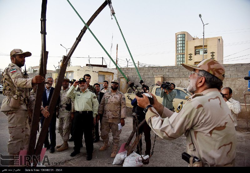 اول فکرکردم مراسم رونمایی از #تیروکمان بالستیکه.گویا ابزار قاچاقچیان #موادمخدر ه!آمازون بیاد با این جنس بفرسته. با دقت پنجره‌زنی بالاtwitter.com/Vahid/status/877893867793788928📡 @VahidOnline