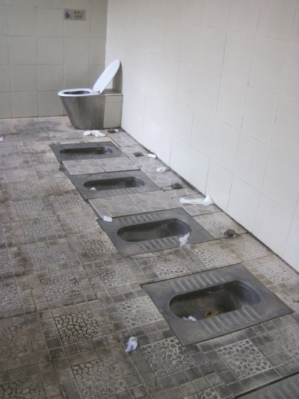 1️⃣ شکل سنتی توالت‌های عمومی در #چین این‌جوریه. معمولا انسان‌ها در این توالت‌ها هنگام قضای حاجت با هم گپ و گفت‌ می‌کنند یا روزنامه‌شان را می‌خوانند یا به هم سیگاری تعارف می‌کنند.2️⃣ البته از سال ۲۰۱۵ و با سرمایه‌گذاری سنگین حزب کمونیست روی گردشگری، طرحی با عنوان «انقلاب توالتی» برای تامین توالت فرنگی در اماکن گردشگری در دست اجرا است. البته فقط اماکن گردشگری.4️⃣ توالت‌های عمومی #ژاپن آپشن‌هایی برای شستشو دارند که شاتل‌های فضایی ناسا ندارند. اسپری آب ولرم با درجه تنظیم دلخواه، خوشبو‌کننده، ادکلن، هوای گرم، دستمال توالت هشت‌لایه، گرم کردن توالت به هنگام ورود و غیره. mohammadalephمطلبی بود از سال ۲۰۱۵