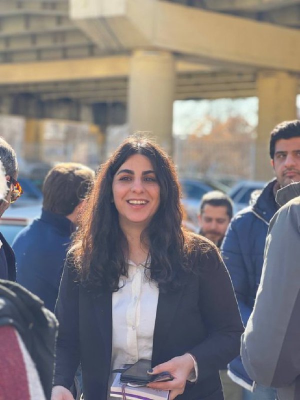 #سپیده_رشنو دم اوین هم بدون روسری و حجاب اجباری رفته؛ زنی که لبخندش یادآور سپیده‌دم و امیدهMaryamMoqaddamسپیده رشنو جلوی اوین«تنها چیزی که از خودِ آزادی زیباتر است، ایستادن برای آزادی است»mimnoonحسین شنبه‌زاده